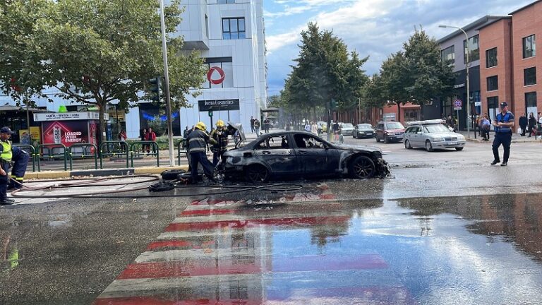 Shpërthim pranë ish-parkut të autobusëve, digjet plotësisht një makinë