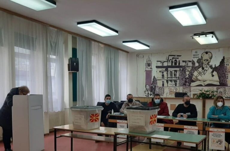 Përfundon procesi i votimit në Maqedoninë e Veriut, pjesëmarrja 50%