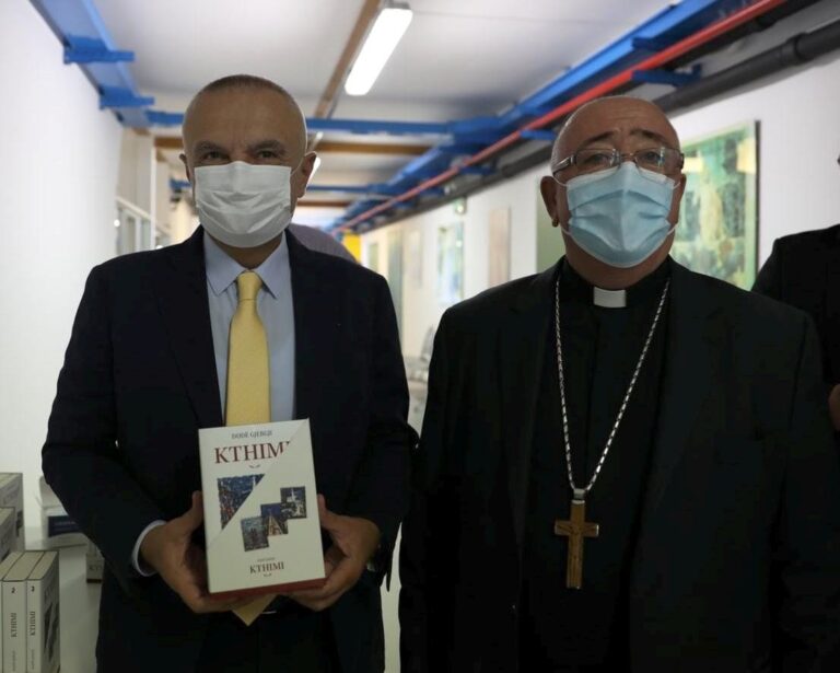 Promovimi i triologjisë letrare “Kthimi”, Meta: Personazhet përballojnë stuhinë politike, duke mbrojtur palcën kombëtare