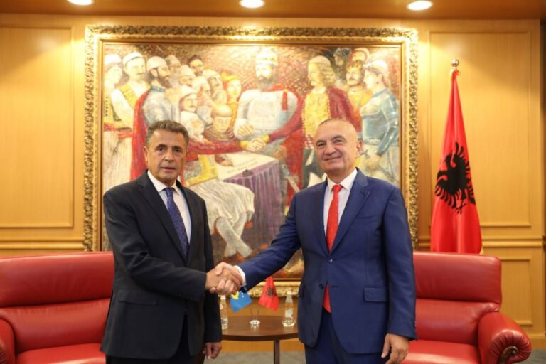 Presidenti Meta pret ambasadorin e ri të Kosovës: Forcim të mëtejshëm të marrëdhënieve të shkëlqyera dhe vëllazërore