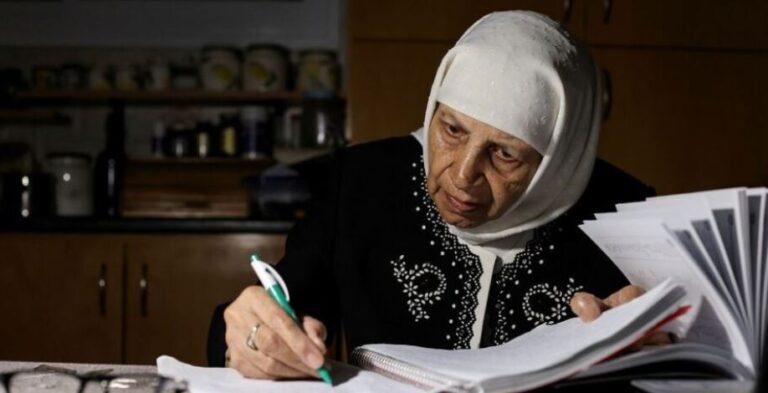 E moshuara diplomohet në moshën 85 vjeçare