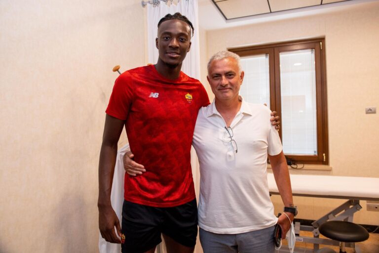 “Preferon diellin apo shiun?”, ja si e bindi me një telefonatë Mourinho Abrahamin