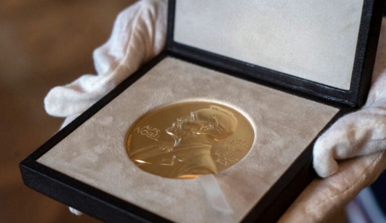 Dy shkencëtarë amerikanë fitojnë Nobelin për Mjekësi, zbuluan se trupi i njeriut ndjen përqafimin e një personi të dashur