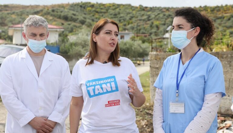 Manastirliu nga Fieri: Intensifikojmë vaksinimin antiCovid derë më derë me njësitë e lëvizshme