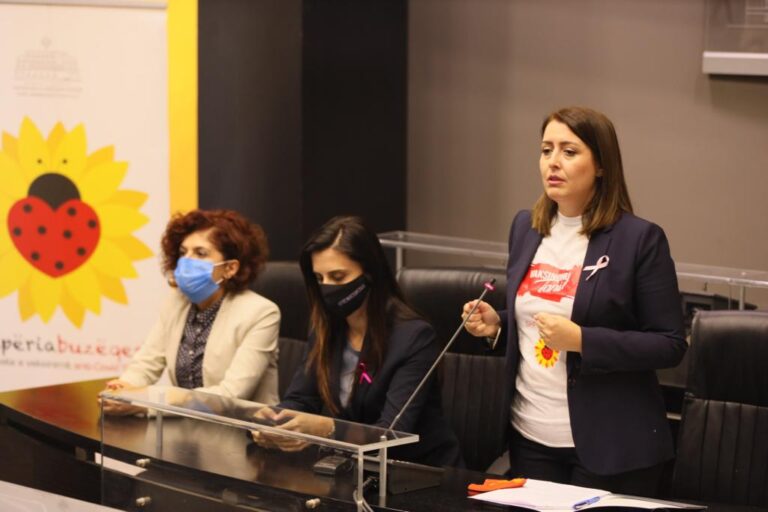 Fushata “derë më derë”, Manastirliu në Durrës: Të infensifikojmë vaksinimin anti-covid