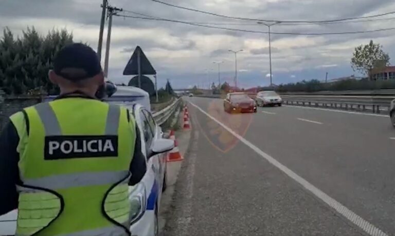 Pranga 6 shoferëve në Fier. Pezullohen 8 patenta dhe vendosen mbi 1200 gjoba