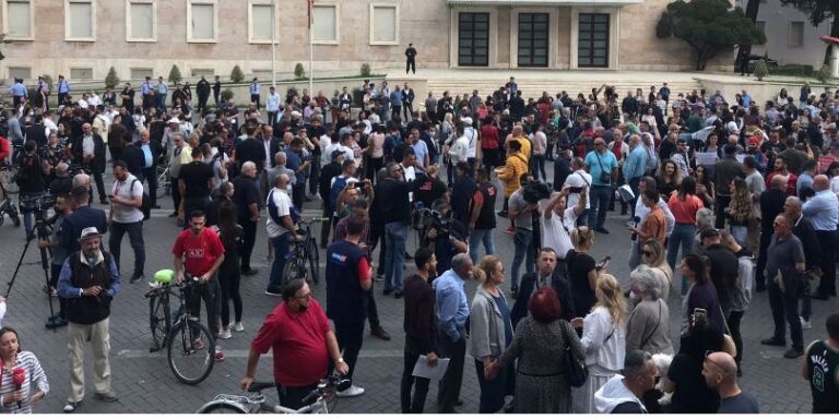 Ndiqni live protestën e qytetarëve para Kryeministrisë