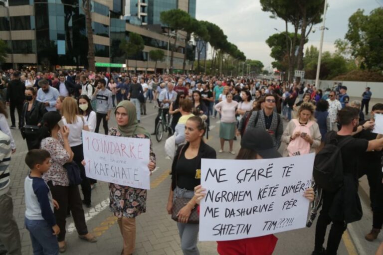 ”Jo rritje të çmimeve”, protestë e madhe para Kryeministrisë. E rradhës më 11 tetor