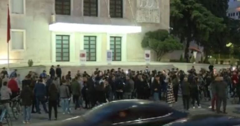 Protesta e 3-të kundër rritjes së çmimeve, qytetarët: Nuk jemi të varfër, por të vjedhur