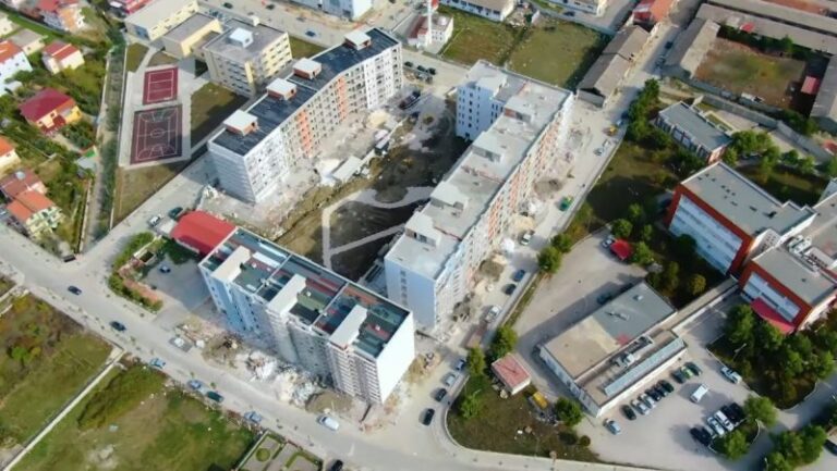 Rama publikon pamjet e bllokut të ri të banimit në Kavajë (VIDEO)