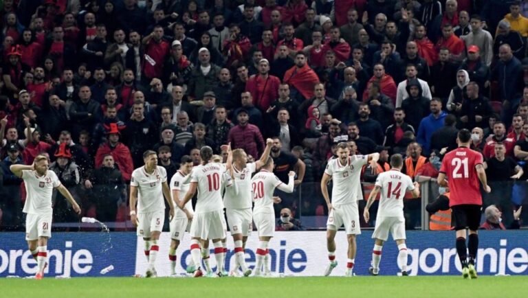 Gjobë dhe dënim të fushës, FIFA jep vendimin për incidentet në duelin Shqipëri-Poloni