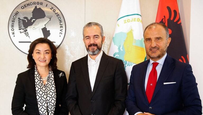 Ambasadorët Kim dhe Soreca takim me Celibashin: Të ndiqen penalisht krimet zgjedhore!