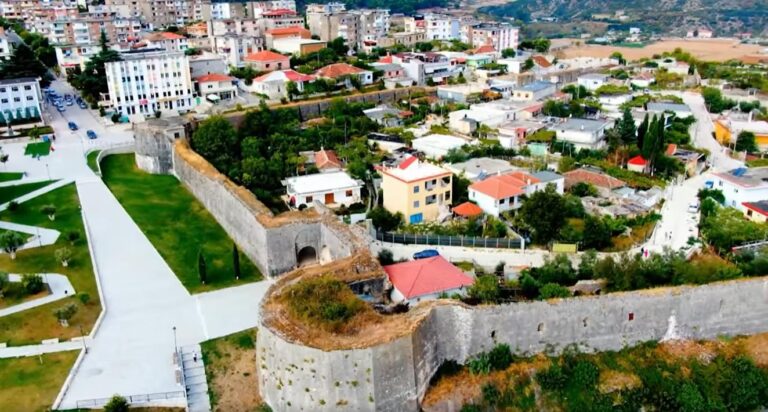 Rama e nis ditën me pamje nga kalaja e Tepelenës (VIDEO)
