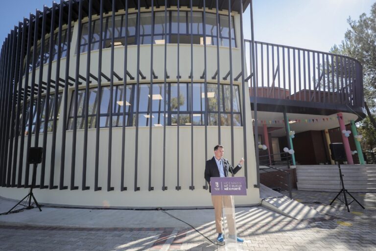 Erion Veliaj inauguron shkollën 9-vjeçare në Pezë Helmës: Nuk bëmë pallat, por sollëm një stoli