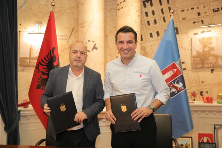 Firmoset marrëveshja për studentët, edhe ilaçet me çmim të reduktuar. Veliaj: Karta e Studentit, unike për nga numri i shërbimeve