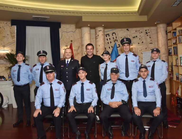 Veliaj pret në zyrë efektivët e Policisë Bashkiake: Puna juaj i ka shtuar vlerën investimeve në Tiranë