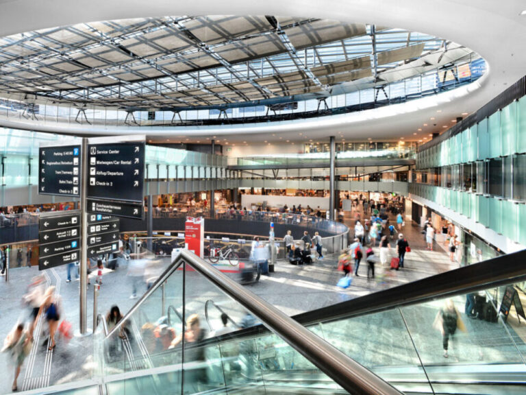 Anulohen mbi 2 mijë fluturime në SHBA në ditën e parë të vitit. Udhëtarët bllokohen nëpër aeroporte
