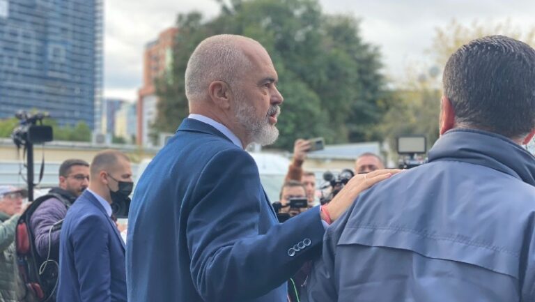 Kryeministri Rama takon fermerët e Lushnjës, i fton brenda në Kuvend