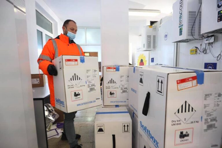 Mbërrijnë 75 mijë vaksina Pfizer në Shqipëri