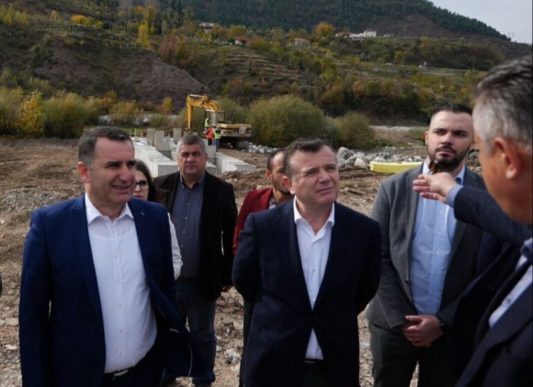 Balla nuk ndahet dot nga Elbasani, inspekton punimet për ndërtimin e pritës së Lumit Shkumbin