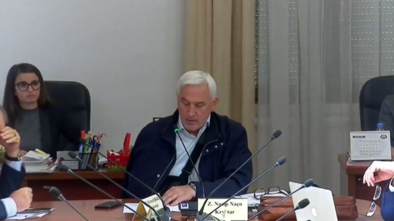 Nasip Naço shfaqet me krah të lidhur në Kuvend