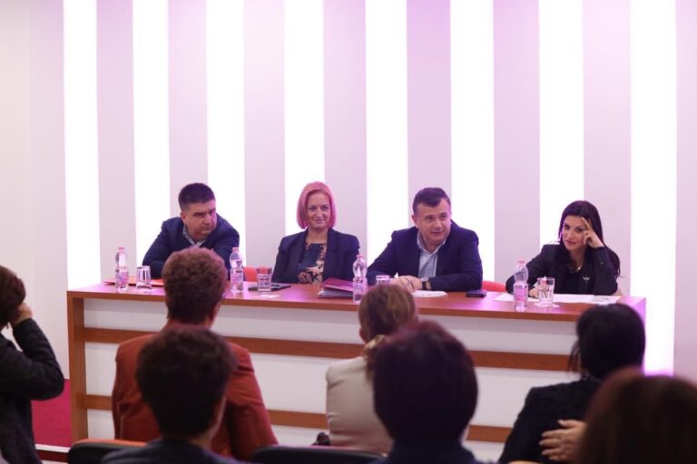 Balla takim me gra e vajza drejtuese të PS në Fier: Jemi partia e vetme që kemi bashkëdrejtim mes grave dhe burrave