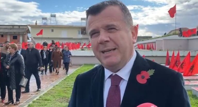 Deputeti Çela uroi 28 nëntorin me foton e diktatorit Enver Hoxha, reagon Balla: Kam marrë një sqarim, por….