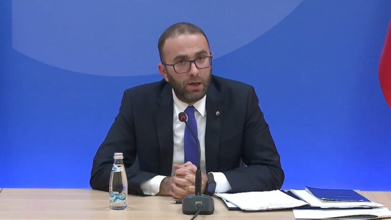 Bardhi: Jam rritur me foton e Berishës në shtëpi, por Kuvendi nuk thirret me facebook