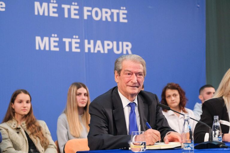 Nënkryetarët dhe sekretari i përgjithshëm i PD: Nuk japim dorëheqjen se kërkon Berisha!