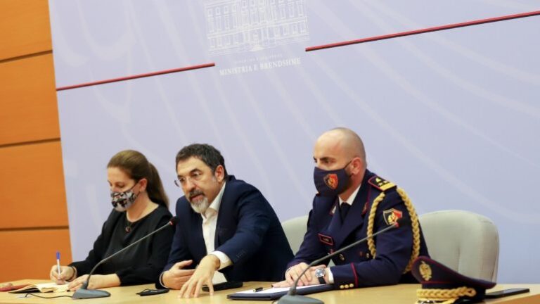 Ministrat mbledhin drejtuesit e policisë: Zero tolerancë për krimet mjedisore