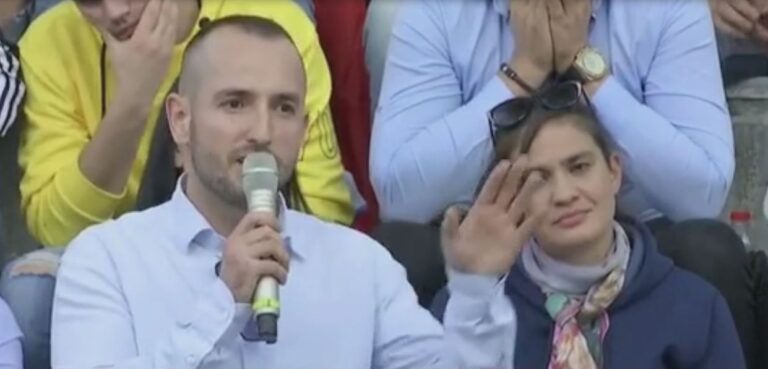 Të rinjtë demokratë: Ka ardhur KOHA JONË! Berishës qesh si sforcuar(VIDEO)