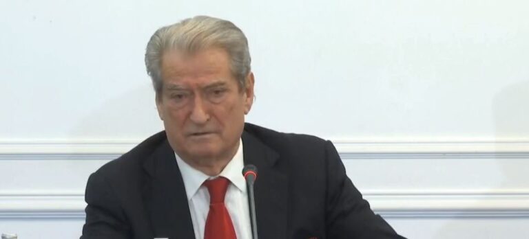 E krahasoi me Vuçiçin, Berisha i përgjigjet Bashës: ”Foltorja” po të nxjerr mënjanë