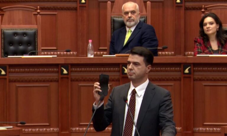 Rama thumbon Bashën: Ata majtas e djathtas përpiqen, por aq mban
