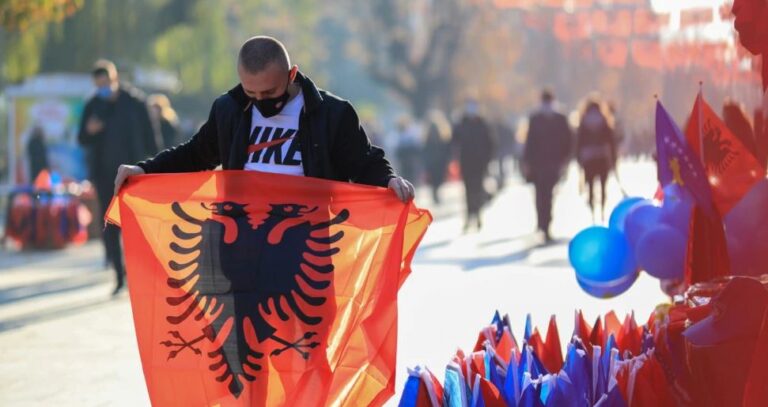 Shqiptarët presin me vite për shtetësi të Kosovës ose Shqipërisë