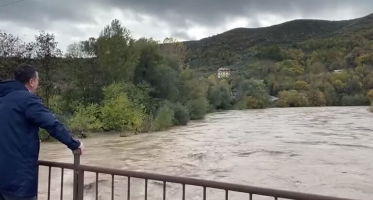 Taulant Balla në Papër të Elbasanit, paralajmëron përmbytje: Largoni bagëtitë apo mjetet bujqësore