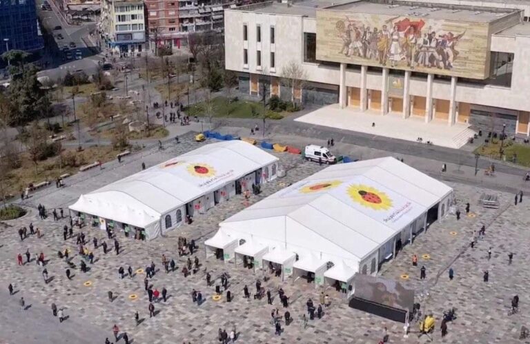 Hiqen pas 8 muajsh çadrat e vaksinimit në sheshin ”Skënderbej”