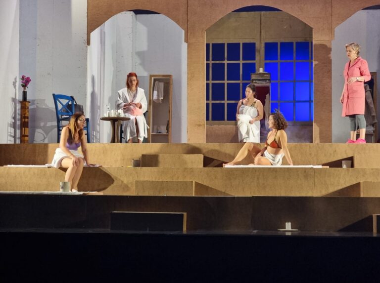 Teatri “Skampa” hap dyert për Hamamin e grave të Kiço Londos