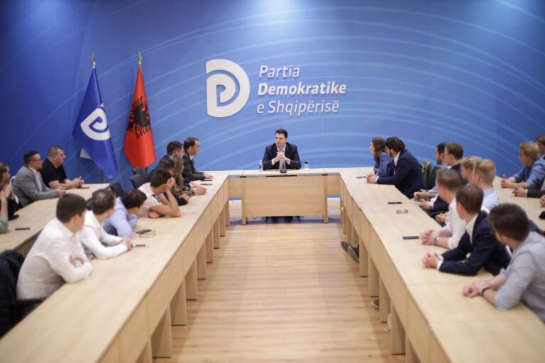 ”Foltore” me rininë, Basha çel garën në Forumin Rinor të PD