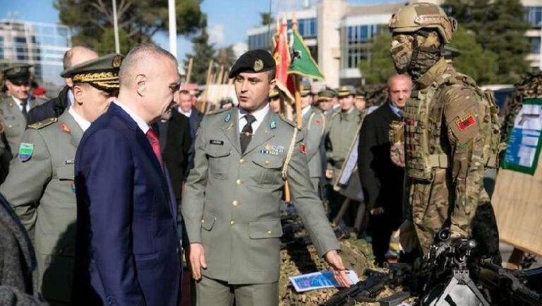Presidenti Meta dekreton 5 kolonelë dhe një kapiten të Ushtrisë