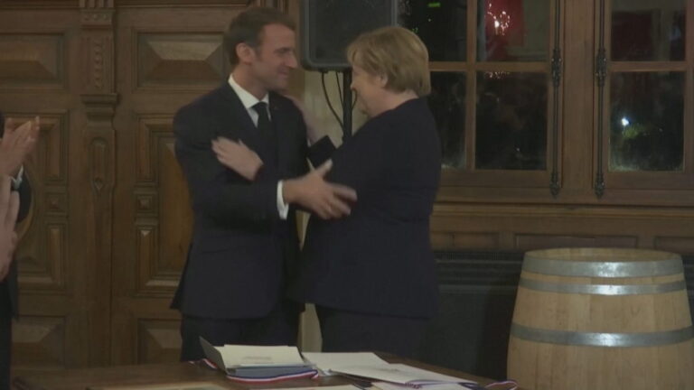 Macron i jep lamtumirën Merkel: Përqafime dhe nderim me çmimin më të lartë në Francë