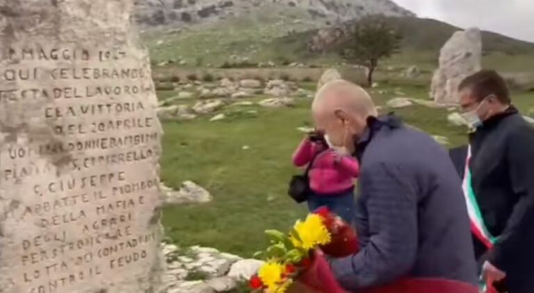 Presidenti Meta vë lule në memorialin e “Portella della Ginestra”: Krenar për kontributin e komunitetit Arbëresh të Siçilisë në luftën kundër mafies
