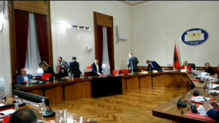 Ngërçi i parë për zgjatjen e Vetting-ut, PD braktis mbledhjen