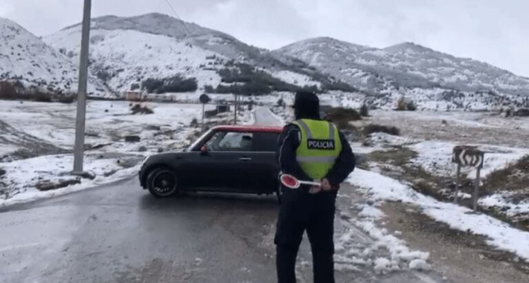 Qarku i Korçës mbulohet nga bora, policia kthen makinat pa zinxhirë