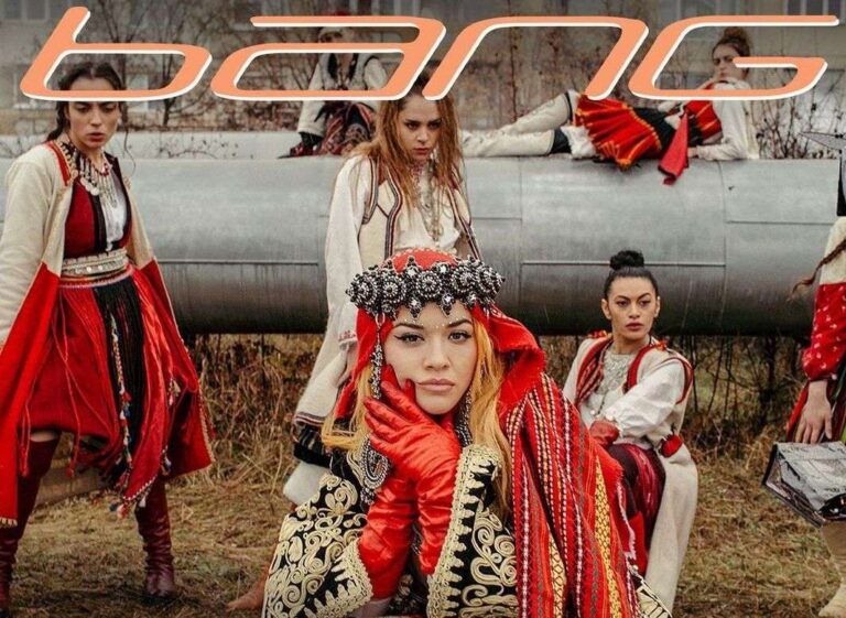 Rita Ora i dhuron Tiranës kostumin popullor, Veliaj: Do ta vendosim në Muzeun e ri Etnografik