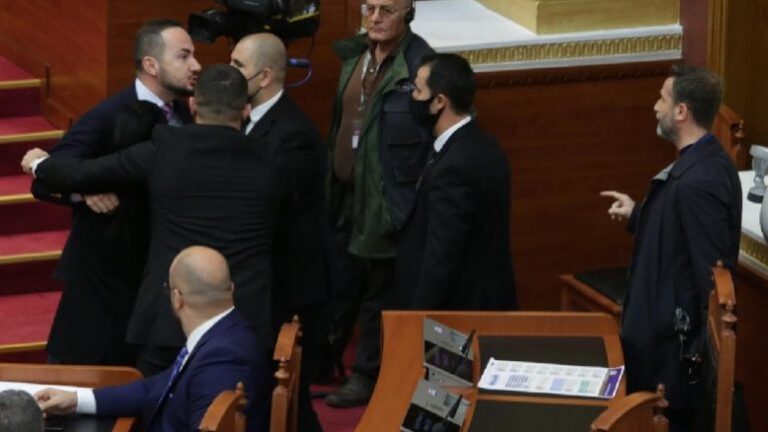 Momenti kur Salianji tenton të përplaset fizikisht me Braçen (VIDEO)
