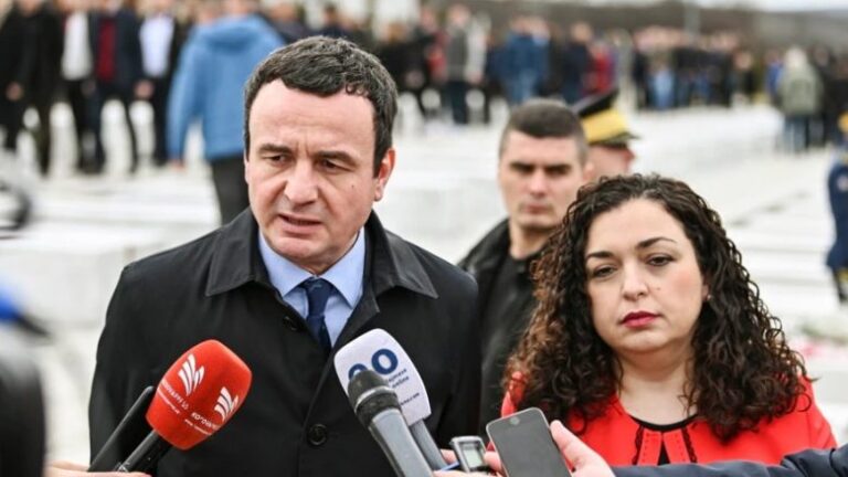 Osmani e Kurti homazhe në Prekaz për 109 vjetorin e Pavarësisë: Përulemi para atyre që sakrifikuan për liri e bashkim