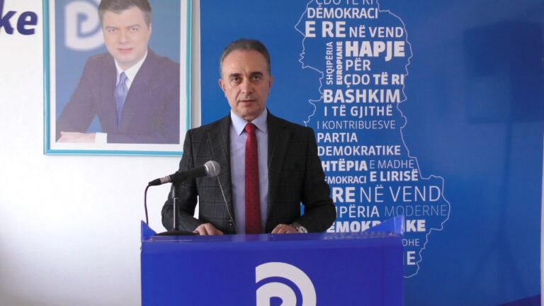 Ndryshimi i brave të PD-së në Fier, Kapllanaj i përgjigjet Baçit: Zyrat u morën në dorëzim nga funksionarë të kësaj partie