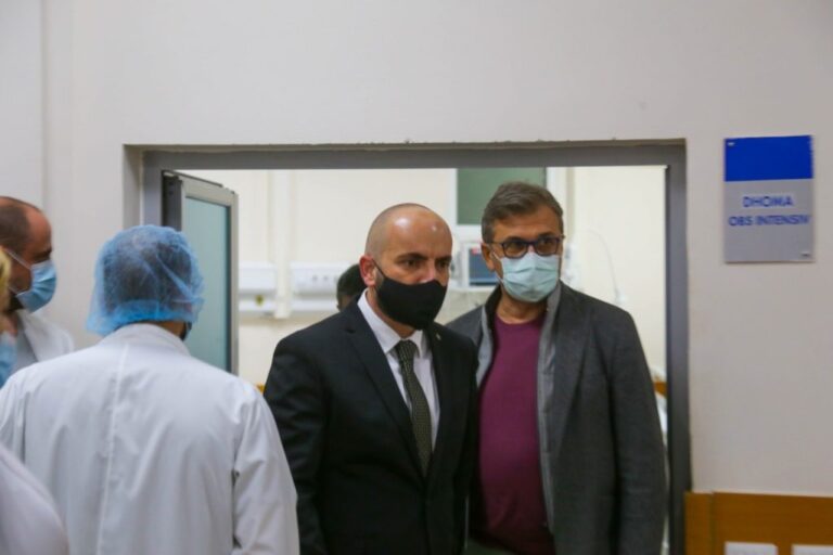 Gledis Nano viziton policin që u plagos në aksident (FOTO)