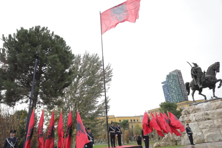 FOTO-VIDEO/ Ceremonia e ngritjes së flamurit Kuq e Zi në Tiranë