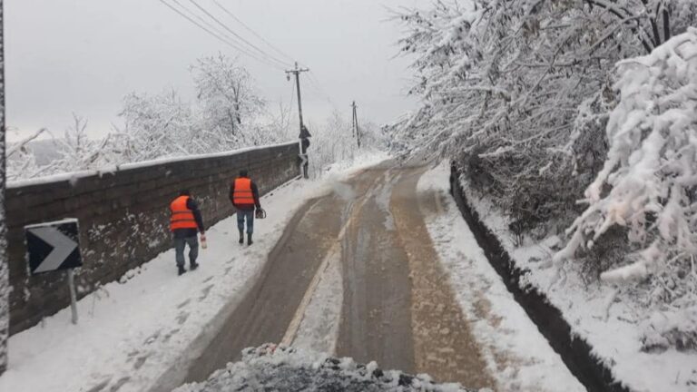 Reshje të dendura bore në Kukës. Rrugët të kalueshme, por kërkohet pajisja me zinxhir